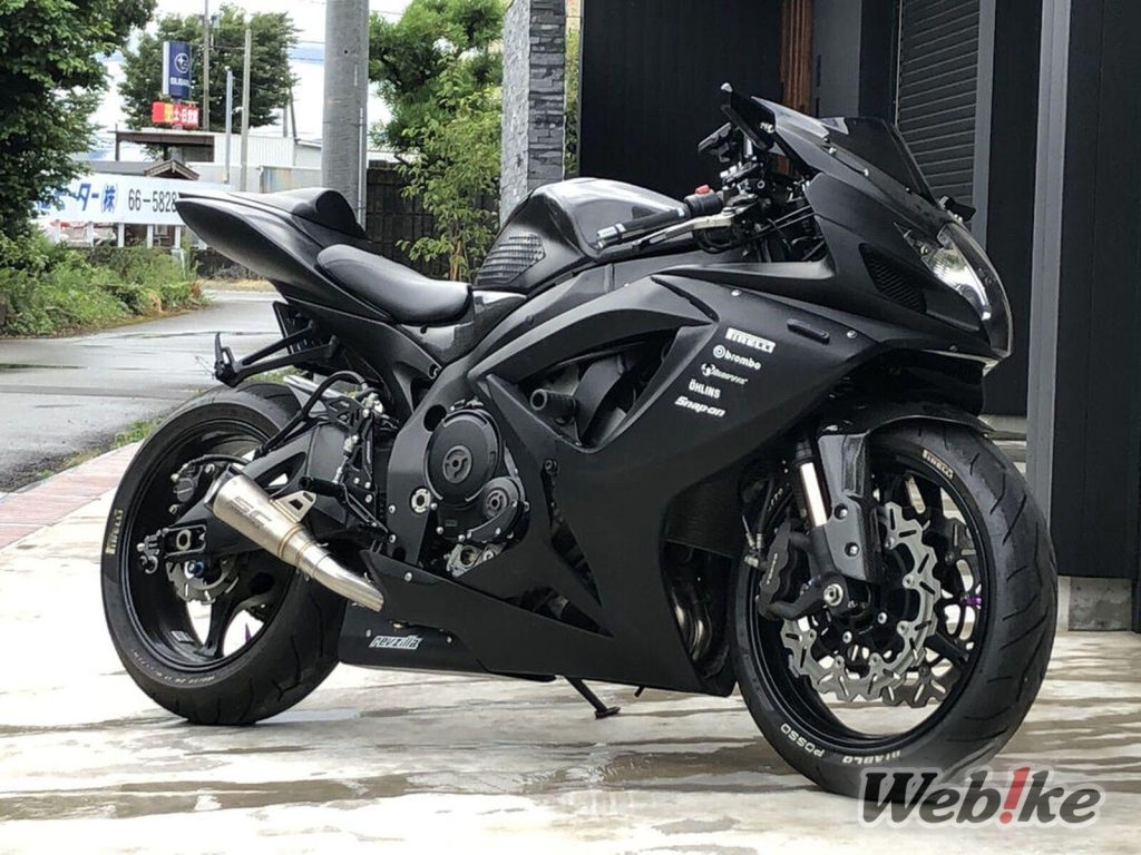 모노아이가 장착된 일체형 블랙 바디: GSX-R750 Custom